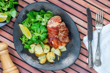 Patatesli tavuk ve yeşil marullu jambon.