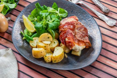 Patatesli tavuk ve yeşil marullu jambon.