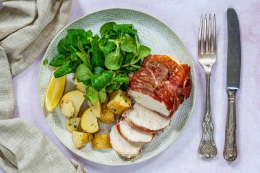 Patatesli tavuk ve yeşil marullu jambon.