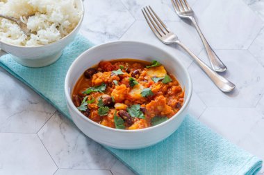 Vejetaryen fasulye ve ananas körisi ve basmati pilavı.