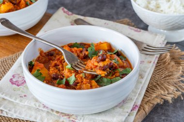 Vejetaryen fasulye ve ananas körisi ve basmati pilavı.