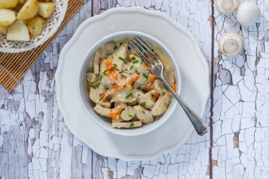 Kaynamış bebek patatesli kremalı mantar soslu domuz eti.