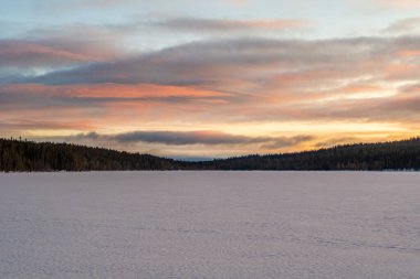 Finlandiya 'nın Akaslompolo çevresindeki Laponya' da güzel bir kış manzarası