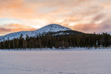 Finlandiya 'nın Akaslompolo çevresindeki Laponya' da güzel bir kış manzarası