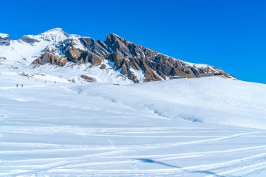 İsviçre 'nin Grindelwald şehrindeki İsviçre Alplerindeki ilk dağda kış manzarası