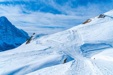 İsviçre 'nin Grindelwald şehrindeki İsviçre Alplerindeki ilk dağda kış manzarası