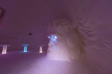 LAINIO, FINLAND - 16 Ocak 2025: Finlandiya, Yllasjarvi 'deki Lainio kar köyünde kar heykeli. Kuzey Kutup Dairesi 'nin 200 km yukarısındaki kar köyü her kış tamamen yeniden inşa ediliyor.