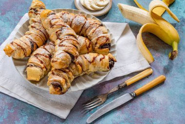 Muz ve çikolatalı börek.