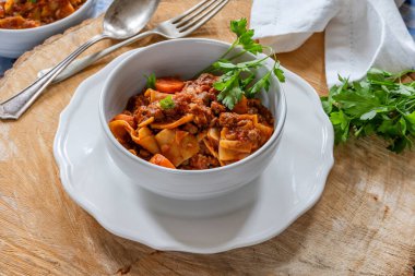 Etsiz Quorn kıymalı vejetaryen lazanya çorbası.
