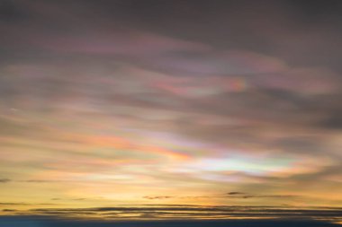 Finlandiya 'da gökkuşağı bulutları olarak bilinen nadide ve nadide bulutlarla güzel bir kış günbatımı..