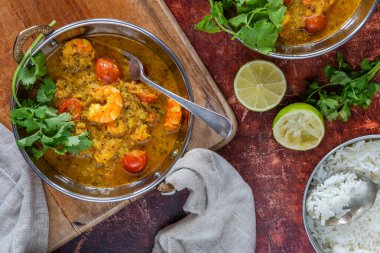 Keralan usulü karides, domates ve pirinçli hindistan cevizi körisi.
