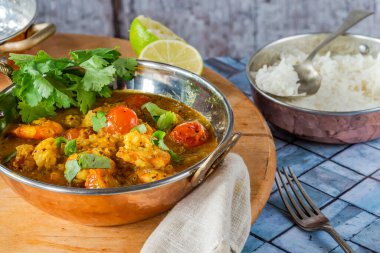 Keralan usulü karides, domates ve pirinçli hindistan cevizi körisi.