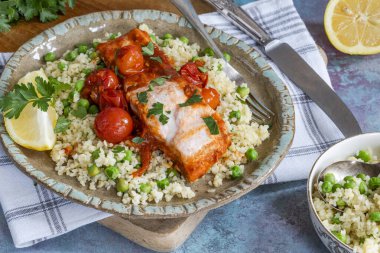 Bulgur buğdaylı Harissa somonu, vişneli domates ve yeşil bezelye.