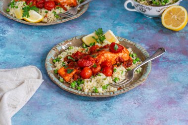 Bulgur buğdaylı Harissa somonu, vişneli domates ve yeşil bezelye.