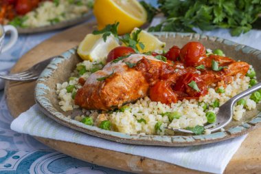 Bulgur buğdaylı Harissa somonu, vişneli domates ve yeşil bezelye.