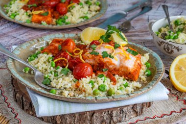 Bulgur buğdaylı Harissa somonu, vişneli domates ve yeşil bezelye.