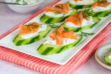 Salatalık ve füme somon. Ekşi krema ve dereotlu.