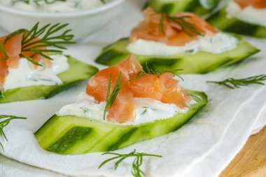 Salatalık ve füme somon. Ekşi krema ve dereotlu.