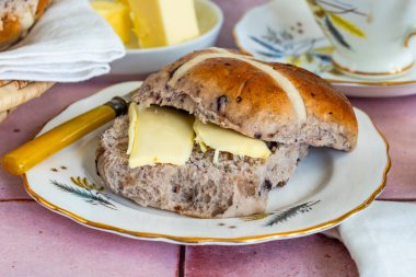 Sıcak haç çörekleri - geleneksel Paskalya yemekleri