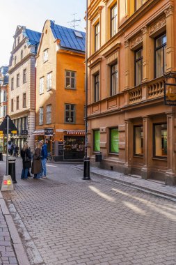 STOCKHOLM, SwEDEN - 08 Mart 2025: Kozalaklı sokakları ve renkli 17. ve 18. yüzyıl binaları ile Gamla Stan (eski kasaba) popüler bir turizm beldesi..
