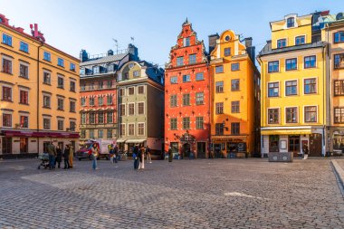 STOCKHOLM, SwEDEN - 08 Mart 2025: Kozalaklı sokakları ve renkli 17. ve 18. yüzyıl binaları ile Gamla Stan (eski kasaba) popüler bir turizm beldesi..