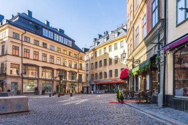 STOCKHOLM, SwEDEN - 08 Mart 2025: Kozalaklı sokakları ve renkli 17. ve 18. yüzyıl binaları ile Gamla Stan (eski kasaba) popüler bir turizm beldesi..
