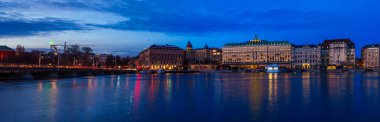 STOKHOLM, SwEDEN - 08 Mart 2025: Stockholm 'ün merkezindeki Stromkajen Rıhtımı, Gamla Stan (eski şehir) ve Royal Castle (eski kasaba) manzarası ile en popüler şehirlerden biridir.
