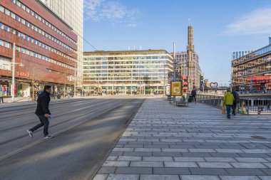 STOCKHOLM, SVEDEN - 09 Mart 2025: Stockholm sokak manzaralı. İsveç 'in başkenti ve en kalabalık şehri geniş bir Baltık Denizi takımadası üzerinde 14 ada ve 50' den fazla köprüyü kapsar.