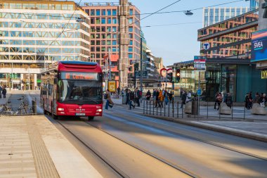 STOCKHOLM, SVEDEN - 09 Mart 2025: Stockholm sokak manzaralı. İsveç 'in başkenti ve en kalabalık şehri geniş bir Baltık Denizi takımadası üzerinde 14 ada ve 50' den fazla köprüyü kapsar.