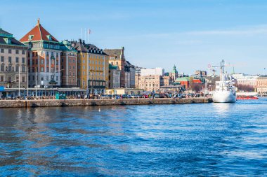 STOCKHOLM, SwEDEN - 08 Mart 2025: Stockholm 'ün merkezindeki Gamla Stan limanında turistleri gezdirerek Stockholm takımadasını gezdiren turist tekneleri