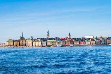 STOCKHOLM, SwEDEN - 08 Mart 2025: Stockholm 'ün merkezindeki Gamla Stan limanında turistleri gezdirerek Stockholm takımadasını gezdiren turist tekneleri
