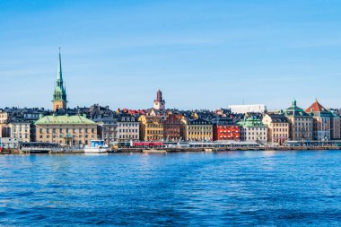 STOCKHOLM, SwEDEN - 08 Mart 2025: Stockholm 'ün merkezindeki Gamla Stan limanında turistleri gezdirerek Stockholm takımadasını gezdiren turist tekneleri