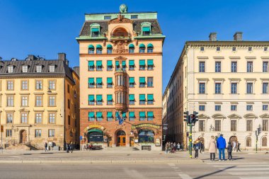 STOCKHOLM, SwEDEN - 08 Mart 2025: Kozalaklı sokakları ve renkli 17. ve 18. yüzyıl binaları ile Gamla Stan (eski kasaba) popüler bir turizm beldesi..