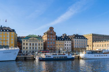 STOCKHOLM, SwEDEN - 08 Mart 2025: Stockholm 'ün merkezindeki Gamla Stan limanında turistleri gezdirerek Stockholm takımadasını gezdiren turist tekneleri