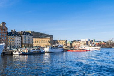 STOCKHOLM, SwEDEN - 08 Mart 2025: Stockholm 'ün merkezindeki Gamla Stan limanında turistleri gezdirerek Stockholm takımadasını gezdiren turist tekneleri