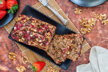 Fırında hurma ve rulo yulaf ekmeği, çilek ve ceviz.