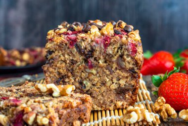 Fırında hurma ve rulo yulaf ekmeği, çilek ve ceviz.