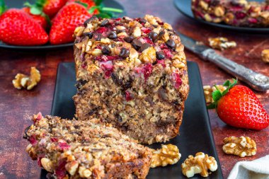 Fırında hurma ve rulo yulaf ekmeği, çilek ve ceviz.