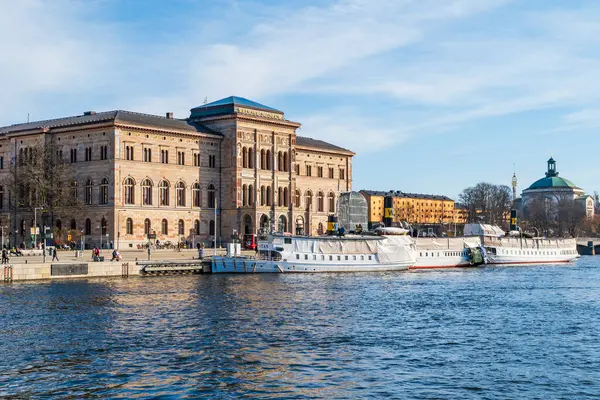 STOCKHOLM, SWEDEN - 08 Mart 2025: Stockholm 'ün merkezindeki Norrstrom boyunca Strandvagen seti üzerine Ulusal Müze. Strandvagen rıhtımda kafeler ve resimli teknelerle dolu.