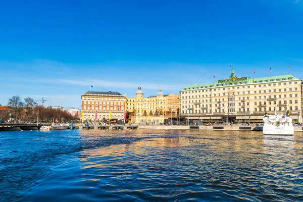 STOCKHOLM, SWEDEN - 08 Mart 2025: Stockholm 'ün merkezindeki Norrstrom boyunca Strandvagen seti üzerinde lüks binalar. Strandvagen rıhtımda kafeler ve resimli teknelerle dolu.