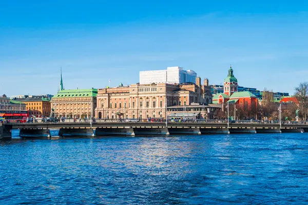 STOCKHOLM, SWEDEN - 08 Mart 2025: Stockholm 'ün merkezindeki Norrstrom boyunca Strandvagen seti üzerinde lüks binalar. Strandvagen rıhtımda kafeler ve resimli teknelerle dolu.