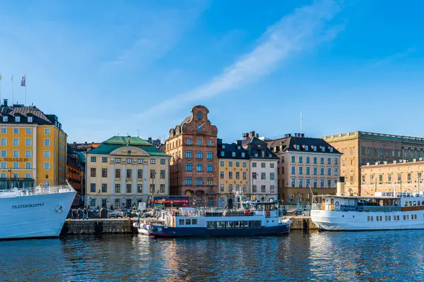 STOCKHOLM, SwEDEN - 08 Mart 2025: Stockholm 'ün merkezindeki Gamla Stan limanında turistleri gezdirerek Stockholm takımadasını gezdiren turist tekneleri