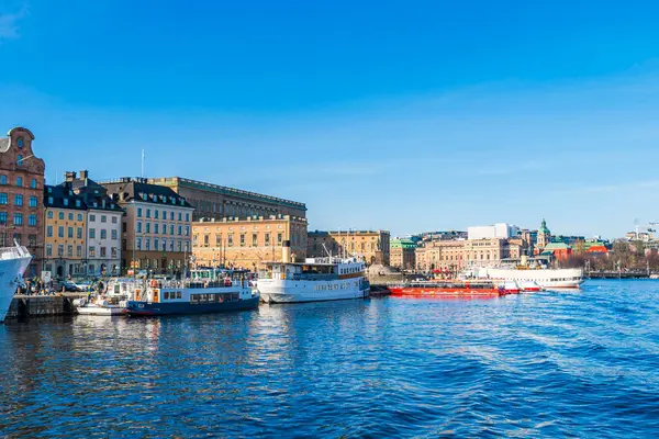 STOCKHOLM, SwEDEN - 08 Mart 2025: Stockholm 'ün merkezindeki Gamla Stan limanında turistleri gezdirerek Stockholm takımadasını gezdiren turist tekneleri