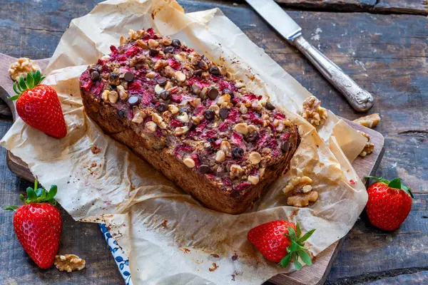Fırında hurma ve rulo yulaf ekmeği, çilek ve ceviz.