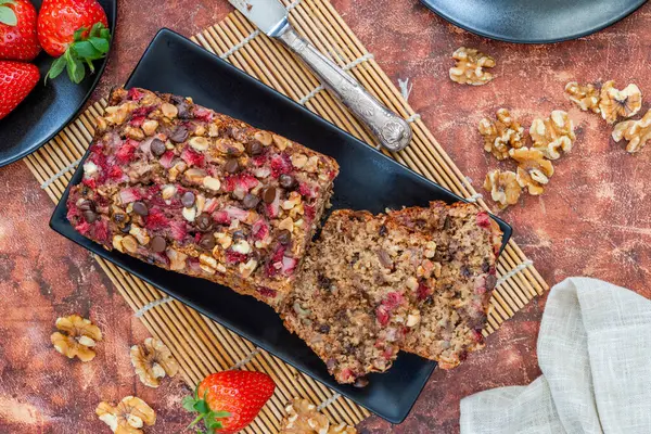 Fırında hurma ve rulo yulaf ekmeği, çilek ve ceviz.