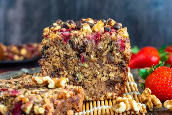 Fırında hurma ve rulo yulaf ekmeği, çilek ve ceviz.