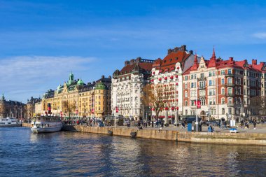 STOCKHOLM, SVEDEN - 08 Mart 2025: Stokholm şehir merkezindeki Norrstrom 'da yabancı bir set görüldü. Strandvagen, kıyı şeridi boyunca kafeler, restoranlar ve lüks otellerle dolu.
