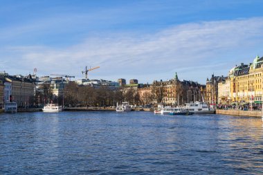 STOCKHOLM, SVEDEN - 08 Mart 2025 Stockholm takımadalarında su yolu ve set manzarası. İsveç 'in başkenti geniş bir Baltık Denizi takımadası üzerinde 14 ada ve 50' den fazla köprüyü kapsar..