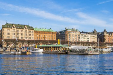 STOCKHOLM, SVEDEN - 08 Mart 2025: Stokholm şehir merkezindeki Norrstrom 'da yabancı bir set görüldü. Strandvagen, kıyı şeridi boyunca kafeler, restoranlar ve lüks otellerle dolu.