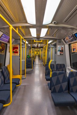 STOCKHOLM, SWEDEN - 09 Mart 2025 Stockholm 'deki boş metro vagonu. Stockholm metrosu Stockholm 'de mavi, kırmızı ve yeşil hatlardan oluşan hızlı bir ulaşım sistemidir..